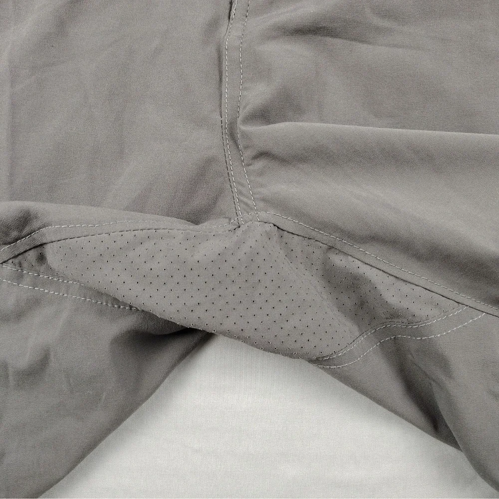 Huk Fishing Shorts Mens 2XL/XXL Gray Stretch Zip Pocket Performance Outdoor